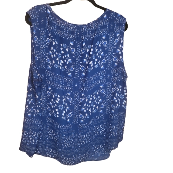 Q&A Blue and White Print top - Picture 2 of 6